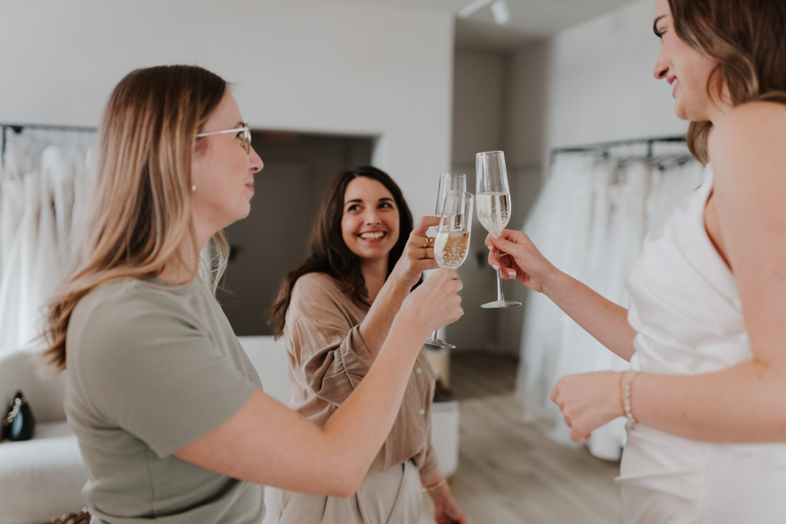 brautfreundin brautboutique aGlow Night Event anstossende Kundinnen